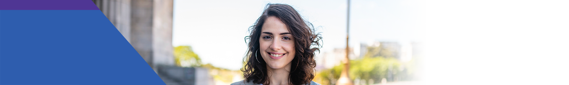 Young woman smiling in the middle of the city